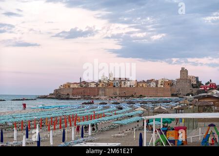 Panoramablick auf die Altstadt von Termoli mit Strandschirmen und Schloss Svevo, Termoli, Italien Stockfoto