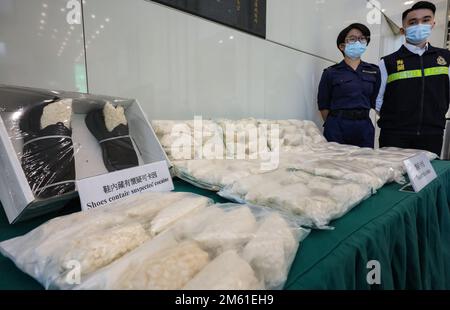 (Links) Lau Tsz-yan, leitender Inspektor (Containeruntersuchungseinheit für Fracht) 2, und Jacky Yau Wing-yeung, Ermittler, Drogenuntersuchungsabteilung 3, Das Zoll-Drug Investigation Bureau of Hong Kong Customs & Excise hält einen Pressesprecher auf die Festnahme eines Mannes in Verbindung mit der Beschlagnahme von mutmaßlichem Kokain mit einem Gewicht von 31kg kg und einem geschätzten Marktwert von 26m $ in der Zollzentrale in North Point. 28DEC22 SCMP/Gelee-Tse Stockfoto