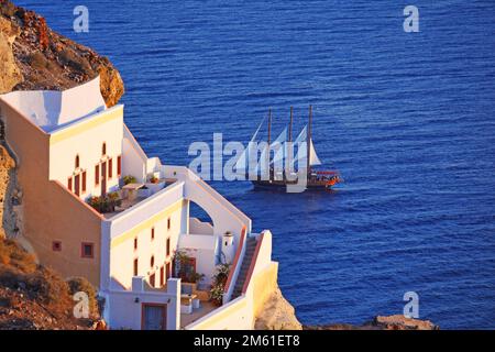 Ein Schiff machen eine Kreuzfahrt in Santorini, Griechenland Stockfoto