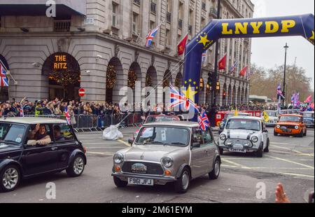 London, Großbritannien. 1. Januar 2023 Mini-Fans nehmen an der Londoner Neujahrsparade in Piccadilly Teil. LNYDP ist eine jährliche Parade durch die Straßen des Londoner West End. Kredit: Vuk Valcic/Alamy Live News Stockfoto