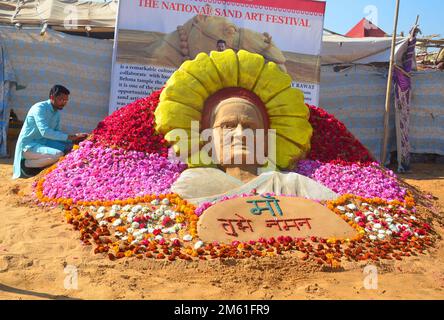 Pushkar, Rajasthan, Indien. 1. Januar 2023. Die indische Sandkünstlerin Ajay Rawat stellt im National Sand Art Park in Pushkar eine Sandkunst her, um der Mutter Heeraben Modi des indischen Premierministers Narendra Modi bei ihrem Ableben Tribut zu zollen. (Kreditbild: © Sumit Saraswat/Pacific Press via ZUMA Press Wire) Stockfoto