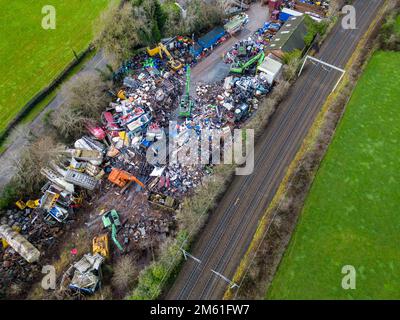 Ehemalige Achterbahn von Alton Towers Nemesis Track sah Laying in a Scrap Yard Anfang 2023 aus The Air, Stone Stockfoto