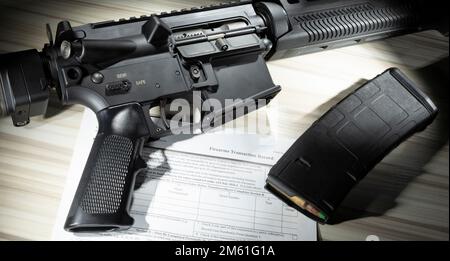 Öffentlich zugängliche NICS-Hintergrundüberprüfung mit Sturmgewehr und Hochleistungsmagazin Stockfoto