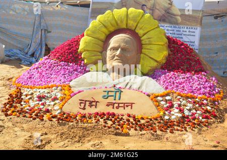 Pushkar, Rajasthan, Indien. 1. Januar 2023. Die indische Sandkünstlerin Ajay Rawat stellt im National Sand Art Park in Pushkar eine Sandkunst her, um der Mutter Heeraben Modi des indischen Premierministers Narendra Modi bei ihrem Ableben Tribut zu zollen. (Kreditbild: © Sumit Saraswat/Pacific Press via ZUMA Press Wire) Stockfoto