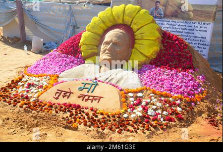 Pushkar, Rajasthan, Indien. 1. Januar 2023. Die indische Sandkünstlerin Ajay Rawat stellt im National Sand Art Park in Pushkar eine Sandkunst her, um der Mutter Heeraben Modi des indischen Premierministers Narendra Modi bei ihrem Ableben Tribut zu zollen. (Kreditbild: © Sumit Saraswat/Pacific Press via ZUMA Press Wire) Stockfoto