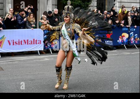 London, Großbritannien. 01. Januar 2023. London, Großbritannien. Rainha Da Bateria, London School of Samba. Nach einer Pause, die durch die Covid-Pandemie ausgelöst wurde, kehrten die Massen zurück, um Londons Neujahrsparade zu sehen.Peformer aus der ganzen Welt kehrten zum ersten Mal seit 2020 auf die Straßen des West End zurück. Kredit: michael melia/Alamy Live News Stockfoto