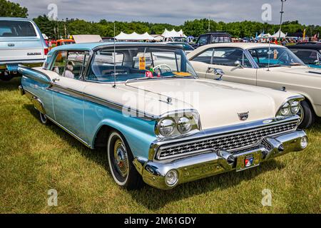 Iola, WI - 07. Juli 2022: Blick aus der Perspektive auf eine 1959 Ford Galaxie 2 Door Hardtop auf einer lokalen Automesse. Stockfoto