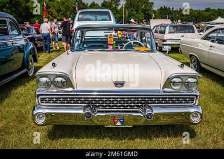 Iola, WI - 07. Juli 2022: Perspektivische Vorderansicht eines 1959 Ford Galaxie 2 Door Hardtop auf einer lokalen Automesse. Stockfoto