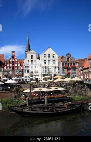 Altes Holzschiff im Wasserquater am Fluss Ilmenau, Lueneburg, Niedersachsen, Deutschland Stockfoto