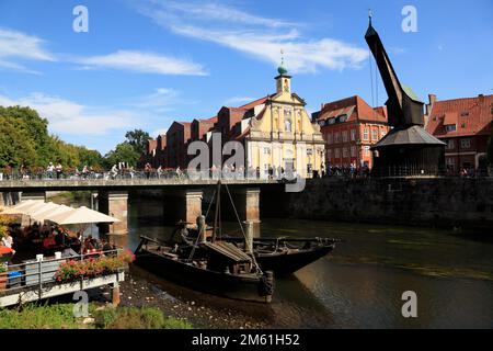 Altes Holzschiff im Wasserquater am Fluss Ilmenau, Lueneburg, Lüneburg, Niedersachsen, Deutschland Stockfoto