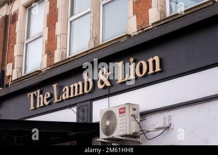 The Lamb & Lion Pub in Westcliff on Sea, Essex, Großbritannien. Schauplatz eines Todes am 23. Dezember, der als Mord eingestuft wird. Der Pub ist geschlossen Stockfoto