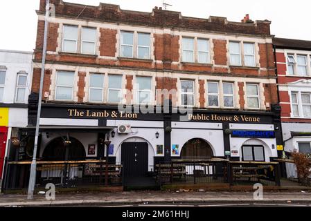 The Lamb & Lion Pub in Westcliff on Sea, Essex, Großbritannien. Schauplatz eines Todes am 23. Dezember, der als Mord eingestuft wird. Der Pub ist geschlossen Stockfoto