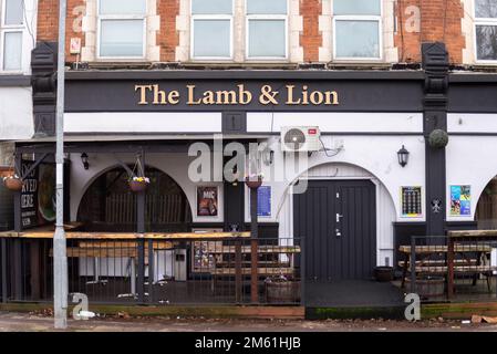 The Lamb & Lion Pub in Westcliff on Sea, Essex, Großbritannien. Schauplatz eines Todes am 23. Dezember, der als Mord eingestuft wird. Der Pub ist geschlossen Stockfoto