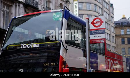 London Sightseeing Bus an der Coventry Street - LONDON, Großbritannien - 20. DEZEMBER 2022 Stockfoto