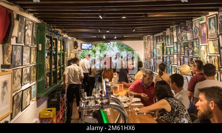 Gäste in Bar El Pimpi. Malaga, Costa del Sol, Provinz Malaga, Andalusien, Südspanien. Stockfoto