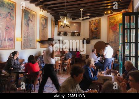 Kunden in Bodega Bar El Pimpi, Malaga, Costa del Sol, Provinz Malaga, Andalusien, Südspanien. Stockfoto