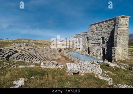 Das Theater an den römischen Ruinen von Acinipo, Provinz Malaga, Andalusien, Südspanien. Die Stadt wurde 45 v. Chr. gegründet und ist auch als Ronda La Vieja oder O bekannt Stockfoto