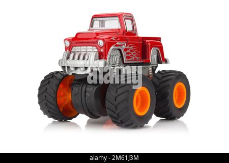 Großer Truck Spielzeugfarbe rot isoliert auf weißem Hintergrund. Stockfoto