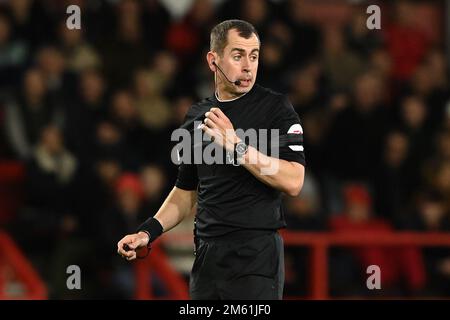 Schiedsrichter Peter Bankes reagiert während des Premier League-Spiels Nottingham Forest vs Chelsea in City Ground, Nottingham, Großbritannien, 1. Januar 2023 (Foto: Craig Thomas/News Images) Stockfoto