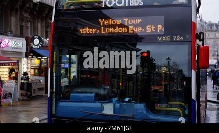 London Sightseeing Bus an der Coventry Street - LONDON, Großbritannien - 20. DEZEMBER 2022 Stockfoto