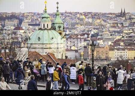 Prag, Tschechische Republik. 01. Januar 2023. Touristen in Prag, Tschechische Republik, 1. Januar 2023. Kredit: Roman Vondrous/CTK Photo/Alamy Live News Stockfoto