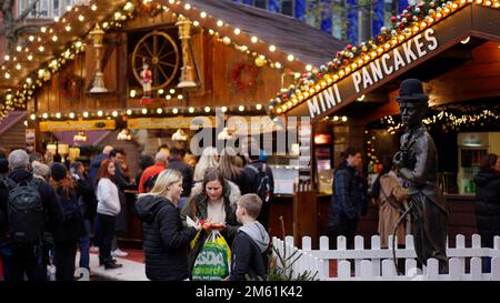 Weihnachtsmarkt am Leicester Square - LONDON, Großbritannien - 20. DEZEMBER 2022 Stockfoto