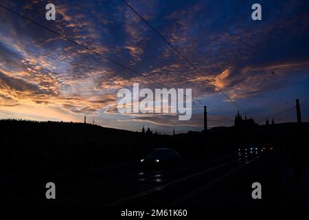 Prag, Tschechische Republik. 01. Januar 2023. Sonnenuntergang in Prag, Tschechische Republik, 1. Januar 2023. Kredit: Ondrej Deml/CTK Photo/Alamy Live News Stockfoto