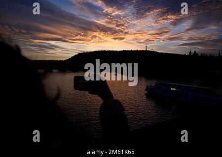 Prag, Tschechische Republik. 01. Januar 2023. Sonnenuntergang in Prag, Tschechische Republik, 1. Januar 2023. Kredit: Ondrej Deml/CTK Photo/Alamy Live News Stockfoto