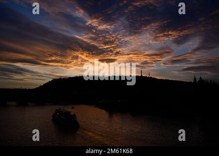 Prag, Tschechische Republik. 01. Januar 2023. Sonnenuntergang in Prag, Tschechische Republik, 1. Januar 2023. Kredit: Ondrej Deml/CTK Photo/Alamy Live News Stockfoto
