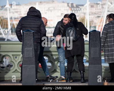 Thimblerig, Shell Game, Bola Bola, auch bekannt als Three-Card Monte, Find the Lady und Three-Card Trick, Glücksspiel, das auf der Westminster Bridge, London, gespielt wird Stockfoto