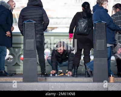 Thimblerig, Shell Game, Bola Bola, auch bekannt als Three-Card Monte, Find the Lady und Three-Card Trick, Glücksspiel, das auf der Westminster Bridge, London, gespielt wird Stockfoto