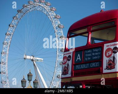 Legendärer roter Doppeldeckerbus routemaster London, hergestellt von Associated Equipment Company AEC und Park Royal Fahrzeugen, mit London Eye im Hintergrund Stockfoto