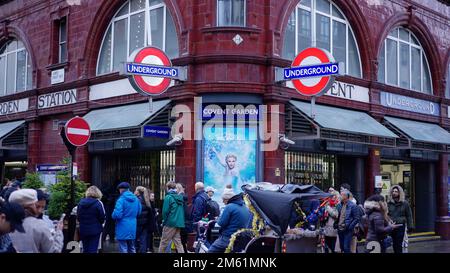 U-Bahn-Station Covent Garden in London - LONDON, Großbritannien - 20. DEZEMBER 2022 Stockfoto