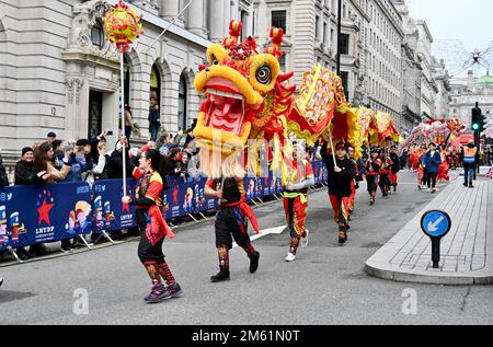 London, Großbritannien. 01. Januar 2023. London, Großbritannien. Drachentänzer. London Chinese Association. Die Menge kehrte zurück, um Londons Neujahrsparade nach einer Pause infolge der Covid-Pandemie zu sehen. Peformer aus der ganzen Welt kehrten zum ersten Mal seit 2020 auf die Straßen des West End zurück. Kredit: michael melia/Alamy Live News Stockfoto