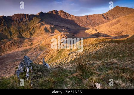 First Light on Cwm Dyli & The Snowdon Horseshoe, Cwm Dyli, Snowdonia National Park, North Wales, Großbritannien Stockfoto