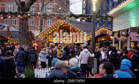 Weihnachtsmarkt am Leicester Square - LONDON, Großbritannien - 20. DEZEMBER 2022 Stockfoto
