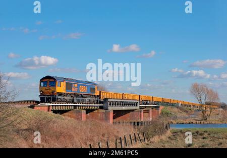 Eine GBRf-Diesellokomotive der Klasse 66 mit der Nummer 66707, die am 5. März 2006 an Ely Dock Junction einen Zug ausführt. Stockfoto