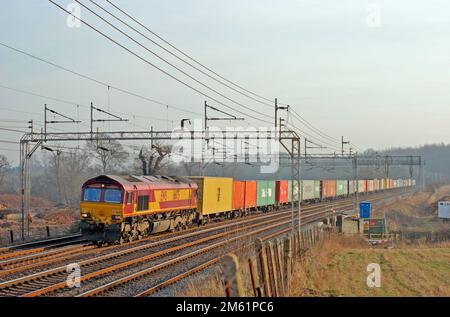 Eine EWS-Diesellokomotive der Klasse 66 Nummer 66175, die in einem Intermodal in Old Linslade an der Westküste fährt. 24. Januar 2006 Stockfoto