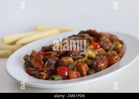 Kühles Paneer mit Babymais. Ein chinesisches Indo-Gericht mit Würfeln aus Paneer mit Baby-Mais, Paprika, Zwiebeln und einer scharfen Sauce. Eine Geschmacksrichtung und C. Stockfoto