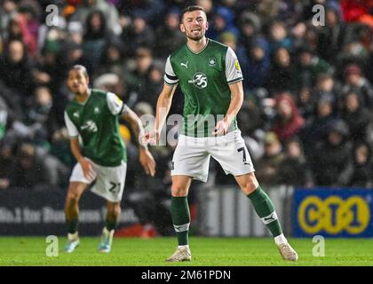 Plymouth Argyle Mittelfeldspieler Matt Butcher (7) während des Spiels der Sky Bet League 1 Plymouth Argyle vs MK Dons at Home Park, Plymouth, Großbritannien, 1. Januar 2023 (Foto: Stanley Kasala/News Images) Stockfoto