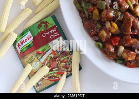 Mumbai, Indien, Januar 01 2023: Chilly Paneer mit Baby Corn zusammen mit Knorr Ready to Cooking Chinese Chilly Gravy Mix. Ein chinesisches Indo-Gericht mit P. Stockfoto