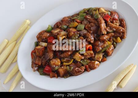 Kühles Paneer mit Babymais. Ein chinesisches Indo-Gericht mit Würfeln aus Paneer mit Baby-Mais, Paprika, Zwiebeln und einer scharfen Sauce. Eine Geschmacksrichtung und C. Stockfoto