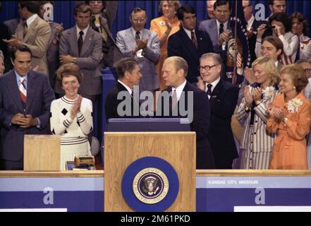 Präsident Gerald Ford als republikanischer Nominierter schüttelt die Hand mit dem Nominierungsfoto Ronald Reagan in der Abschlussnacht der Republikanischen Nationalversammlung 1976 Stockfoto