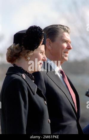 2/26/1981-Präsidentin Reagan und Premierministerin Margaret Thatcher auf dem südlichen Rasen während ihrer Ankunftszeremonie Präsident Reagan und Premierministerin Margaret Thatcher im südlichen Rasen während ihrer Ankunftszeremonie am 26. Februar 1981 Stockfoto