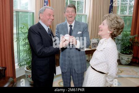 6/3/1981, Präsident Reagan empfängt einen Baseball im Namen der Multiple-Sklerose-Gesellschaft im Oval Office mit Nancy Reagan und Frank Sinatra Stockfoto