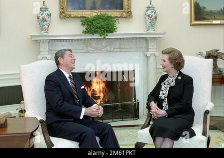 2/20/1985-Präsident Reagan während eines Oval Office-Treffens und eines Arbeitsbesuchs von Premierminister Thatcher des britischen Präsidenten Ronald Reagan während eines Oval Office-Treffens und eines Arbeitsbesuchs von Premierminister Thatcher des Vereinigten Königreichs, 1985 Stockfoto