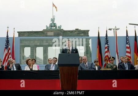 Präsident Ronald Reagan hält seine Berliner Mauer-Rede am Brandenburger Tor West Berlin, 6:12:1987 Stockfoto