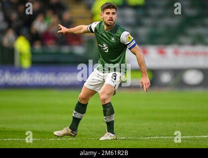 Plymouth, Großbritannien. 01. Januar 2023. Plymouth Argyle Mittelfeldspieler Joe Edwards (8) während des Spiels der Sky Bet League 1 Plymouth Argyle vs MK Dons at Home Park, Plymouth, Großbritannien, 1. Januar 2023 (Foto von Stanley Kasala/News Images) in Plymouth, Großbritannien, 1/1/2023. (Foto: Stanley Kasala/News Images/Sipa USA) Guthaben: SIPA USA/Alamy Live News Stockfoto