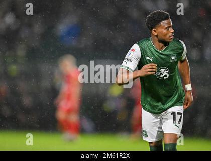 Plymouth, Großbritannien. 01. Januar 2023. Plymouth Argyle Full Back Bali Mumba (17) während des Spiels der Sky Bet League 1 Plymouth Argyle vs MK Dons at Home Park, Plymouth, Vereinigtes Königreich, 1. Januar 2023 (Foto von Stanley Kasala/News Images) in Plymouth, Vereinigtes Königreich, 1/1/2023. (Foto: Stanley Kasala/News Images/Sipa USA) Guthaben: SIPA USA/Alamy Live News Stockfoto