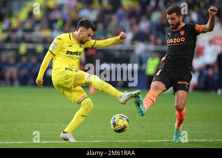 Alex Baena von Villarreal CF in Aktion mit Jose Gaya von Valencia CF während des Spiels La Liga zwischen Villarreal CF und Valencia CF am Estadio de la Ceramica in Villarreal, Spanien. Stockfoto